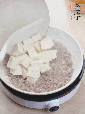 蓋蓋燉煮20分鐘后，加腐皮，撒一點(diǎn)枸杞。