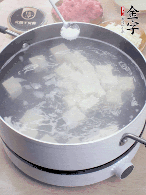 豆腐切成大小均勻正方體，鍋內放水，加一點鹽焯水10秒。