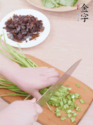 空心菜摘掉葉子，菜梗切成丁。