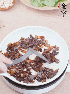 起鍋熱油，煸香醬油肉，撥拉到一邊。