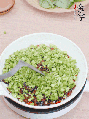 下菜梗翻炒，混合醬油肉。