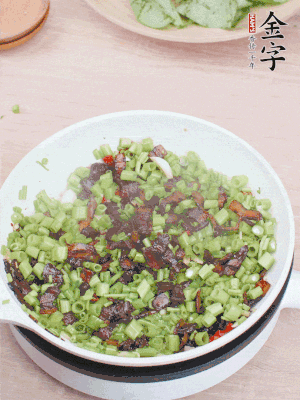 1勺生抽、1勺蠔油、1點(diǎn)點(diǎn)白糖調(diào)味。