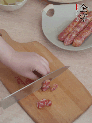 香腸切片。（圓片一點，不用很斜）