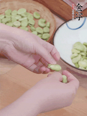 蠶豆剝殼，去掉豆衣，切碎。