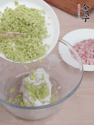 糯米粉邊揉邊加水，成團后揉進蠶豆、咸肉。