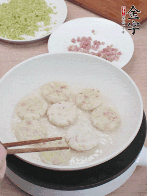 鍋中涼油，慢煎至兩面有脆殼。（油可以多一點）