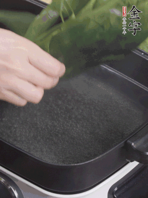 粽葉入沸水煮1分鐘，翻面再煮1分鐘，清洗干凈加水浸泡。