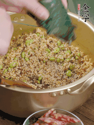 再附一張粽子，一齊向后折疊，線繩捆綁。