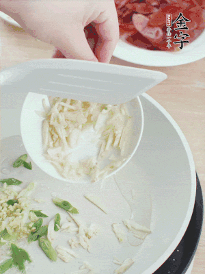 油4成熱，下蔥姜蒜、干辣椒、花椒煸出香味。