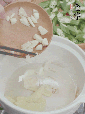 砂煲熱油，姜蒜、辣椒煸香。