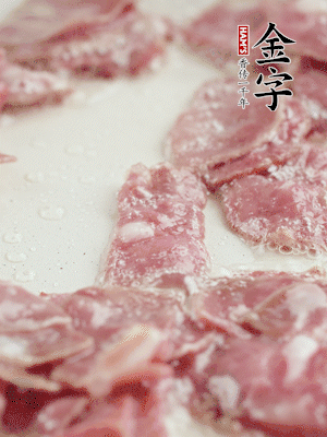 炒鍋熱油，下培根火腿煸炒。