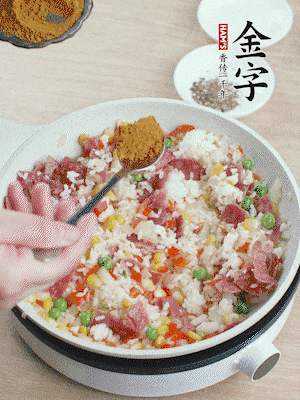 1勺咖喱粉、1/2勺鹽，少許黑胡椒碎炒均。