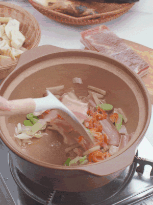 砂鍋中倒入油，放入姜片、蔥段、咸肉、海米炒出香味。