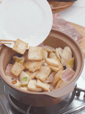 依次下春筍、豆腐，開水沒過食材。