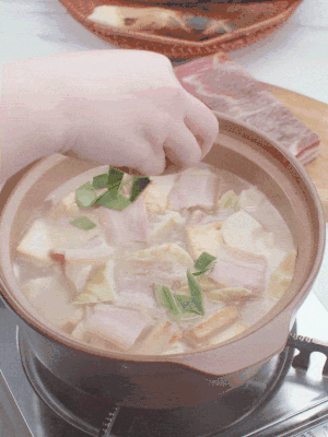 一小撮鹽、糖、雞精調(diào)味，最后撒點蒜葉點綴。