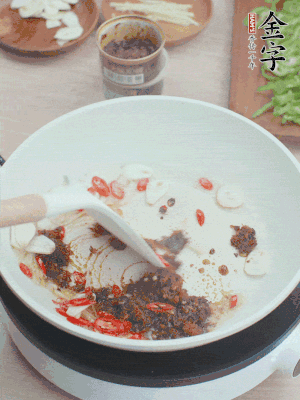 熱鍋涼油，姜蒜、辣椒、金字火腿xo醬炒香。