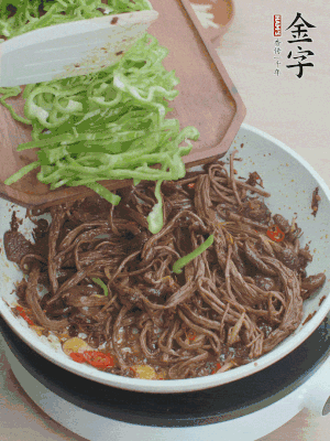 水分煸干，下青椒絲快炒1分鐘。