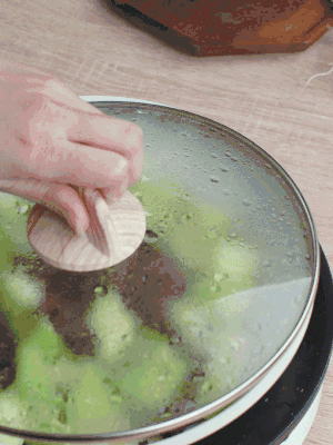 西葫蘆略出水時(shí)，加一小撮鹽調(diào)味。
