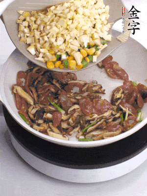鍋里熱油，爆香蔥白，下香腸片炒至微微出油，加時(shí)蔬粒、香菇粒、春筍粒翻炒均勻。