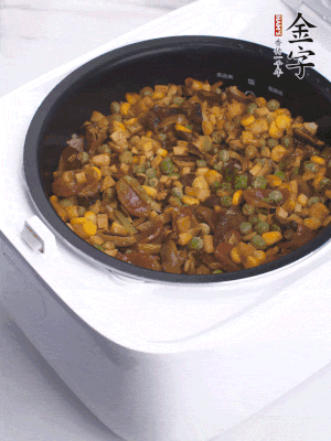 電飯煲按煮飯鍵，出鍋撒蔥花。