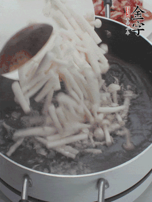 白玉菇改刀焯水30秒。