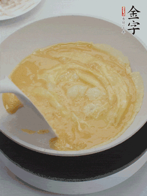 2個(gè)雞蛋炒散。