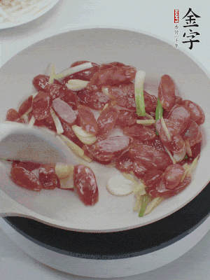 熱鍋爆香姜蒜片，下香腸炒出香味。