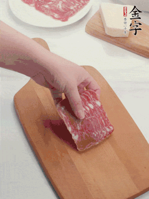 金字培根火腿改刀切小片；白洋蔥切??；新鮮豌豆剝殼。