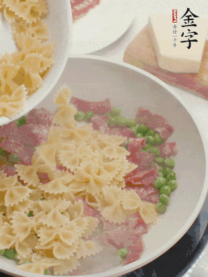 1小勺鹽調(diào)味，混合一起燉煮一下。