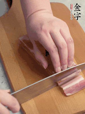 百合切去頭尾，分開洗凈;咸肉切薄片。