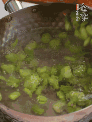 鍋中水沸，放一撮鹽，下蠶豆豆瓣焯3分鐘，下百合，3秒撈出，一起撈出瀝水。