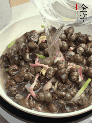 倒處理干凈的螺螄翻炒，加3勺料酒。加清水蓋過螺螄，中火蓋蓋煮5分鐘。