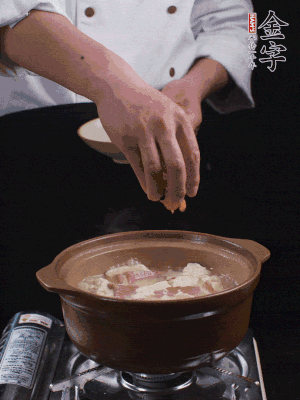 下蝦仁干，煮5分鐘。撒蒜葉，煮1分鐘。
