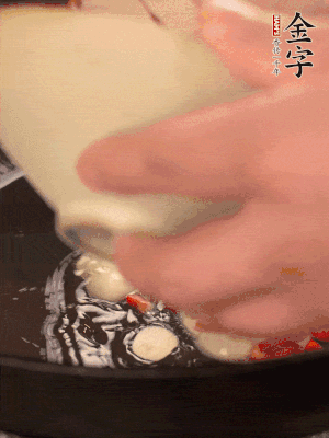 豬油潤鍋，下辣椒、大蒜、火腿片煸香。