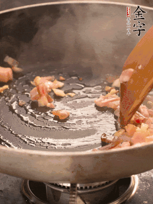 熱油爆香大蒜粒，煸香咸肉丁，淋一勺黃酒調(diào)味。