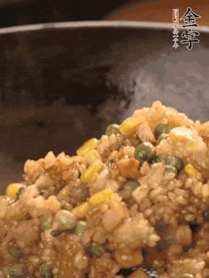 再下糯米，1勺蠔油、2勺生抽調(diào)味翻炒均勻。