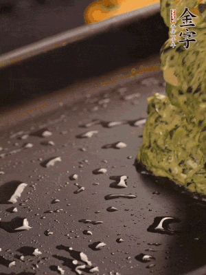 熱鍋擦一下油，下面糊攤平。