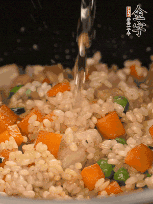 把食材轉(zhuǎn)移到電飯鍋中，倒入點(diǎn)清水，正常煮飯。