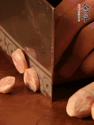 金字烤腸切圓片。
