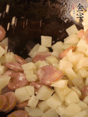 再放烤腸片煎熟。撒點(diǎn)鹽、孜然粉、辣椒面。