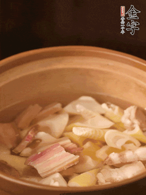 春筍、咸肉、咸肉一起入砂鍋，加姜片、料酒、清水大火煮沸到湯色變白。轉(zhuǎn)小火慢篤半小時。