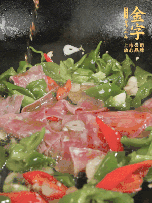 再下蒸炒火腿煸炒，加少許白糖提鮮。