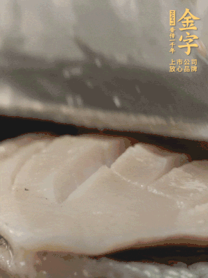 鮑魚用勺子撬出來(lái)，去掉內(nèi)臟和牙齒，加面粉、白醋、鹽、啤酒抓一下，清水洗凈，切花刀。