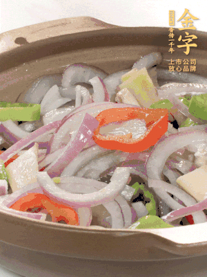 砂鍋底鋪上香菜，放上料頭，再放上焯過(guò)水的鮑魚殼。