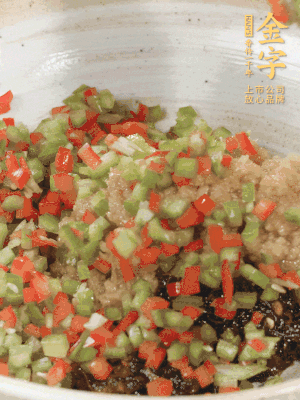 XO醬、蒜蓉醬、青紅椒粒攪拌成醬料。