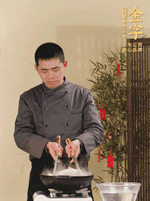 整只土雞冷水下鍋，加蔥姜、料酒焯水，撈出后用溫水清洗干凈。