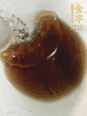 黃酒中加清水、蒸魚豉油、白砂糖混合均勻。