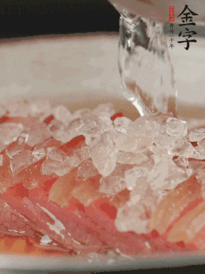 依舊放上冰糖100g、黃酒100g、水200g，鍋中再蒸15分鐘。