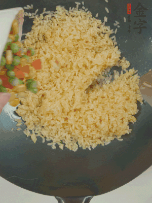 下豌豆粒、胡蘿卜粒、玉米粒。（買現(xiàn)成冷凍的雜菜即可，非常方便）