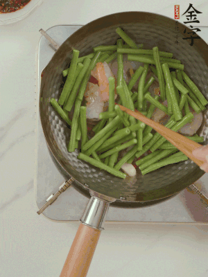 下掰好的缸豆段翻炒，略燜煮。